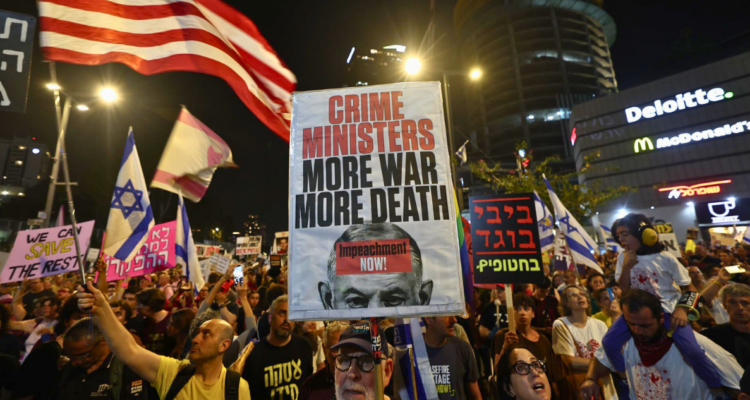 Las familias de los rehenes israelíes participan en una protesta para pedir que se complete el acuerdo de rehenes entre Israel y Hamás.