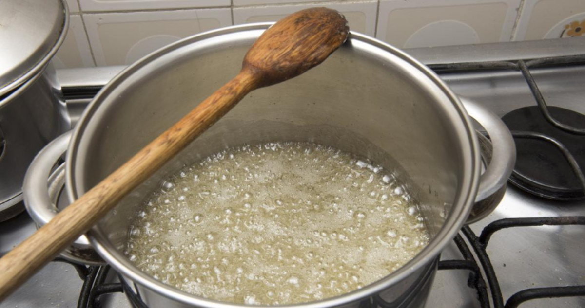 El sencillo truco de la cuchara de madera sobre la olla