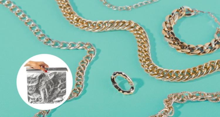 El sencillo truco que requiere solo dos productos para limpiar joyas, según químico