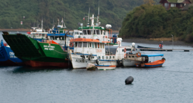Embarcaciones tras naufragio en Bahía Mansa