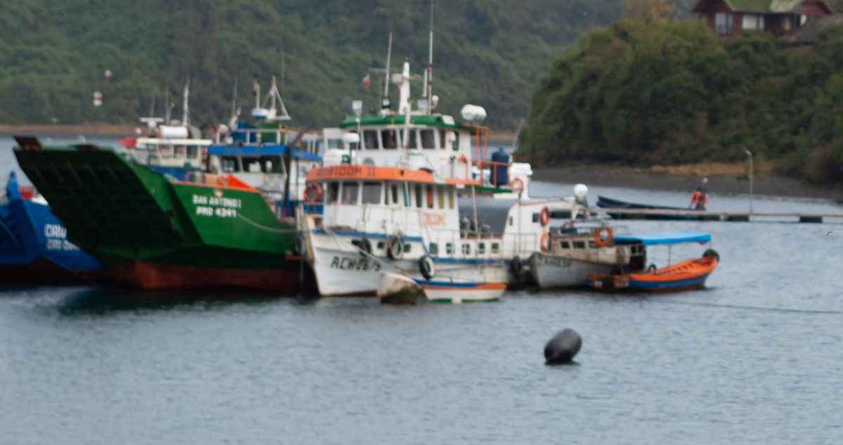 Embarcaciones tras naufragio en Bahía Mansa