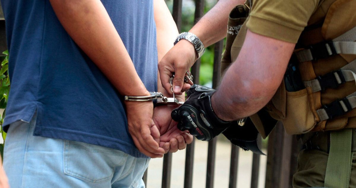 Detienen a empresario por VIF en Puerto Varas: acusan “trato especial” en procedimiento