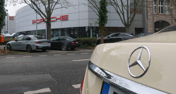 Mercedes Benz o Bayer: Las grandes empresas alemanas están ganando y menos y reduciendo empleos