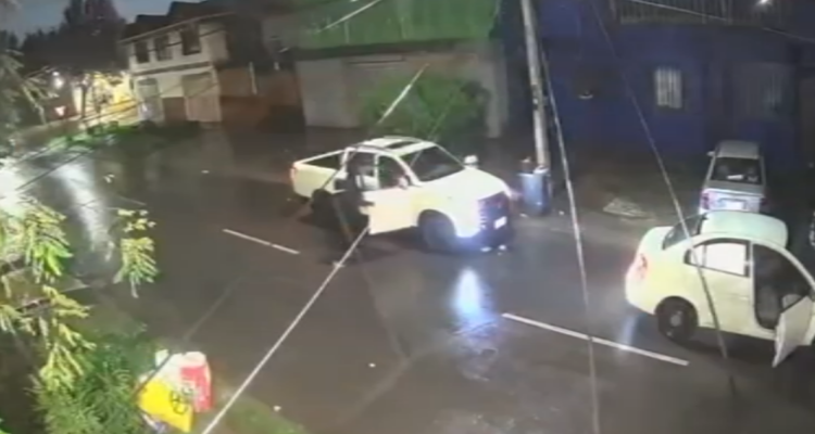 Delincuentes huyen con camioneta tras realizar encerrona armada en Quinta Normal