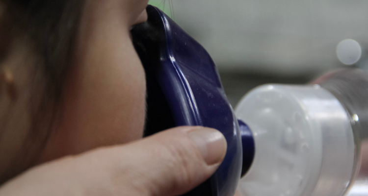 Niña recibiendo medicamento por alza en consulta de enfermedades respiratorias en Osorno