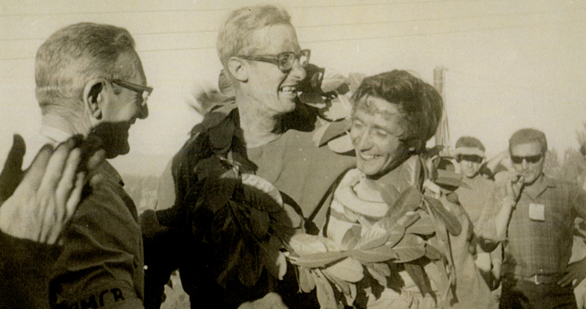 Erhard Kausel celebra un triunfo en una competencia de Motocross