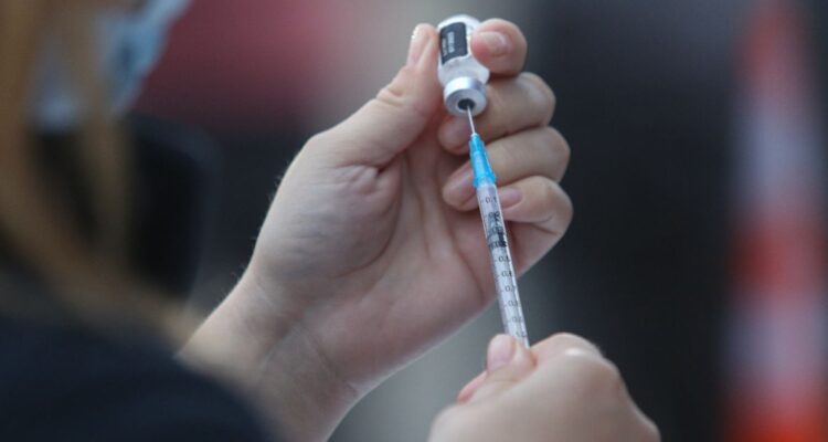 Gobierno apunta a “errores en la digitación manual” tras problemas de registro en vacunas de Covid-19