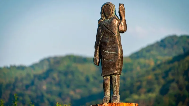 Roban estatua de bronce de Melania Trump en su ciudad natal: una versión anterior fue quemada en 2020
