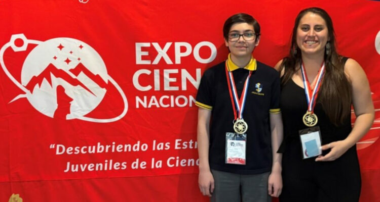 Foto de Esteban Castro y su profesora Macarena Hernández