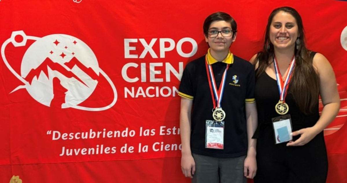Foto de Esteban Castro y su profesora Macarena Hernández