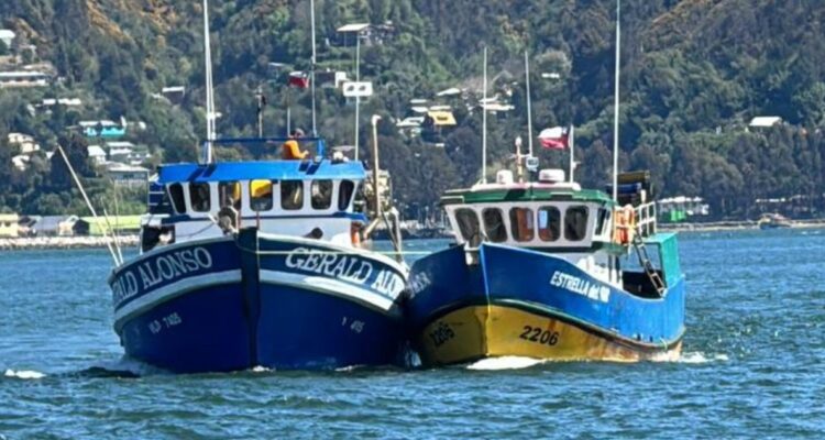 Lancha “Estrella del Sur” navegando en el mar junto a otra nave