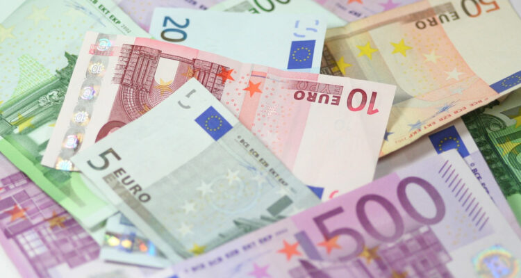 El euro cae ante el dólar ante malos datos de la economía de la Eurozona