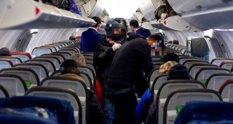 Evacúan vuelo que salía de Santiago rumbo a Calama por aviso de bomba en el aeropuerto