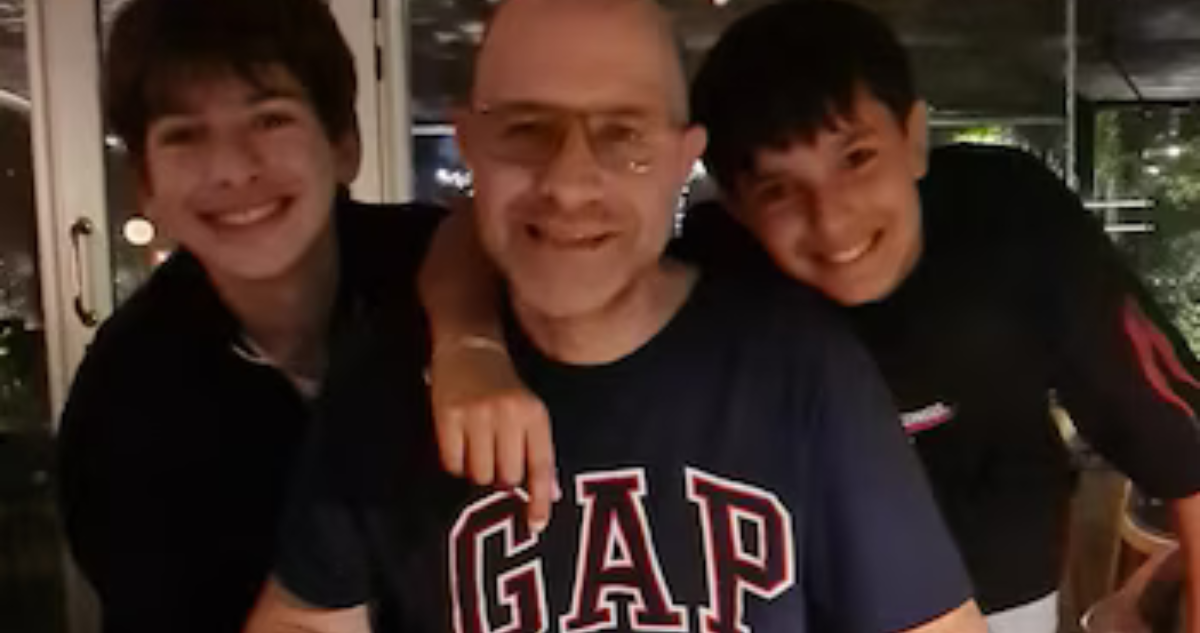 Bernardo Adrián Seltzer junto a sus hijos