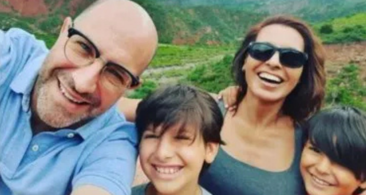 Laura Fernanda Leguizamón y Bernardo Adrián Seltzer junto a sus hijos