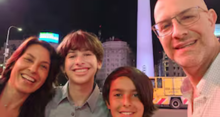 Laura Fernanda Leguizamón y Bernardo Adrián Seltzer junto a sus hijos