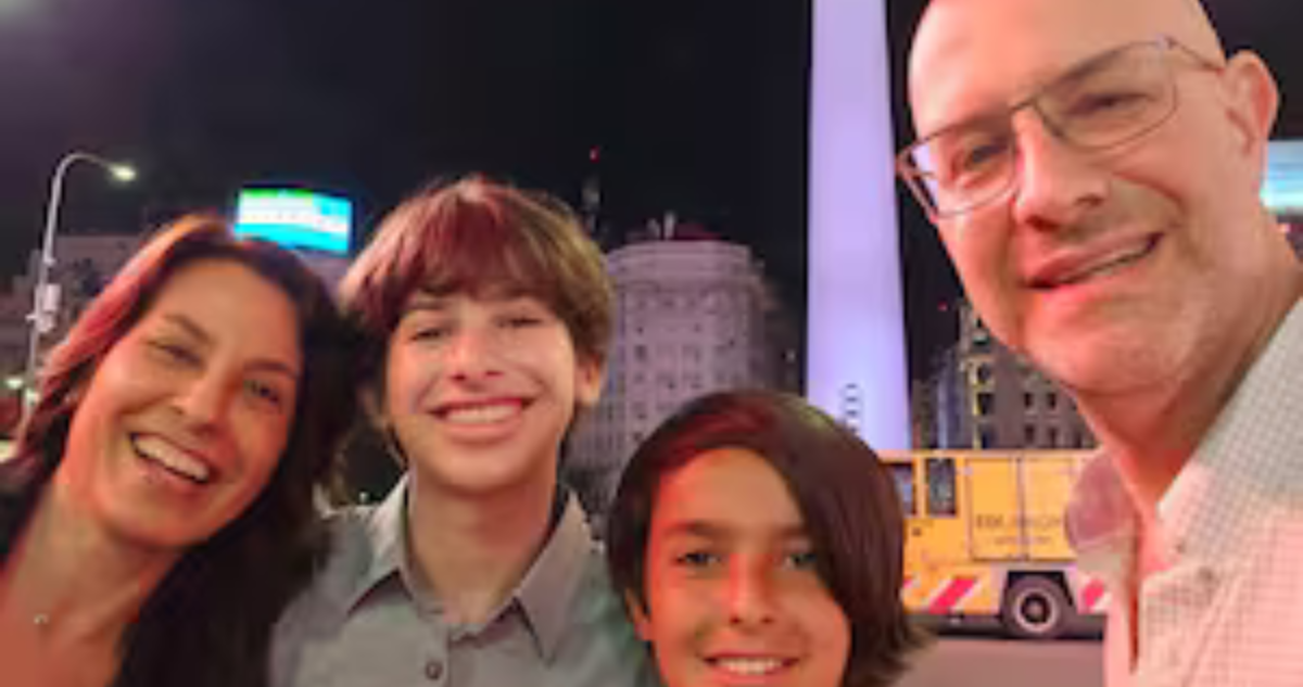 Laura Fernanda Leguizamón y Bernardo Adrián Seltzer junto a sus hijos