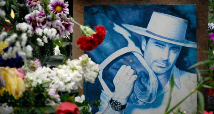 Fotografía de Felipe Camiroaga durante su funeral en referencia a homenaje