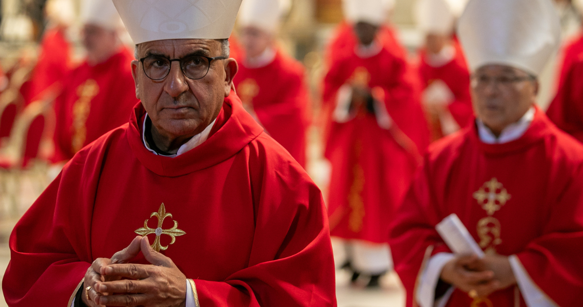 Cardenal Fernando Chomalí escribe antes de entrar al Cónclave para la elección del próximo Papa en el Vaticano