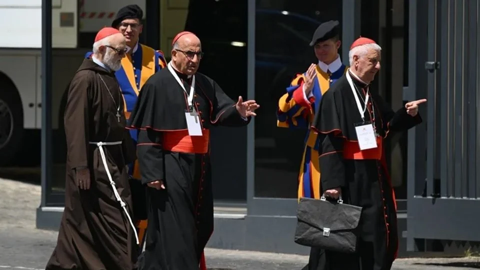 Cardenales se preparan para el Cónclave y se despiden momentáneamente del mundo exterior