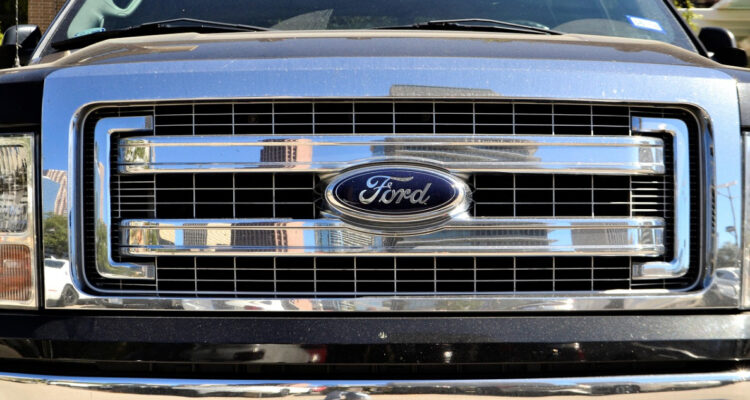 Los beneficios de Ford se desploman y empresa admite golpe por los aranceles de Trump