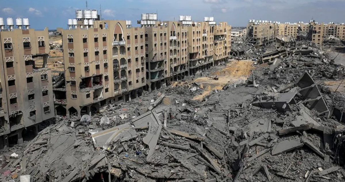Escombros resultantes de la destrucción de las torres Hamad