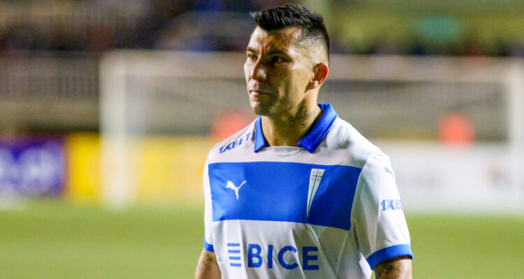 Gary Medel defendiendo a Universidad Católica