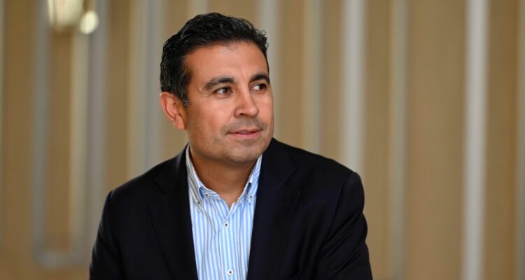 DC acepta renuncia de vicepresidente Gianni Rivera, formalizado por estafa y acusado por abuso sexual