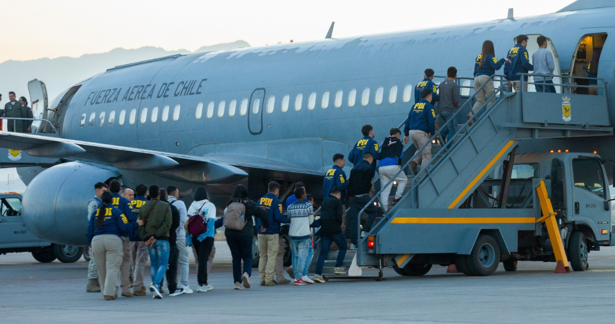 Gobierno expulsa a 34 migrantes en vuelo FACh con destino a Bolivia, Colombia y República Dominicana