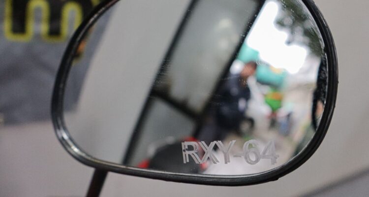 Cuáles son las caracterśiticas que debe tener el grabado de patente patentes de un auto vehículo según la ley y cuáles son las multas si no se cumple.