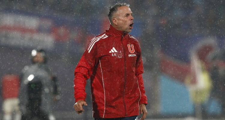 Gustavo Álvarez dirigiendo a La U en la Liga de Primera 2025