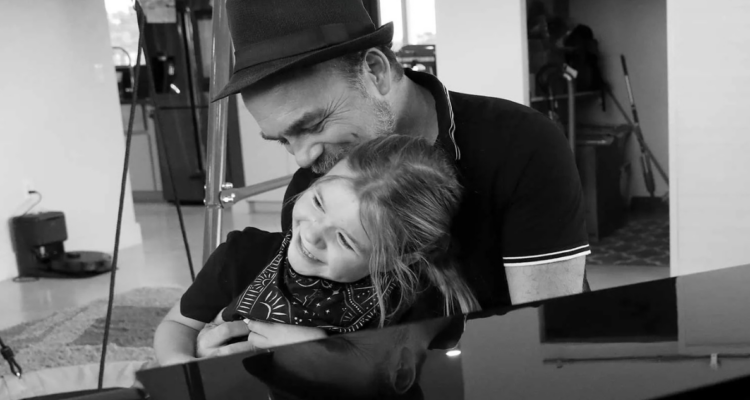 Hombre dejó su carrera musical para encontrar la cura del raro trastorno genético de su hija