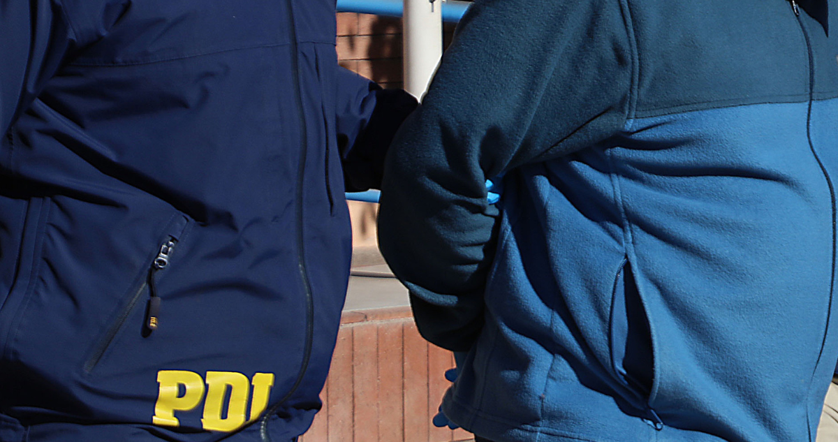 Hombre escoltado por PDI tras detención por homicidio en Villa Alemana