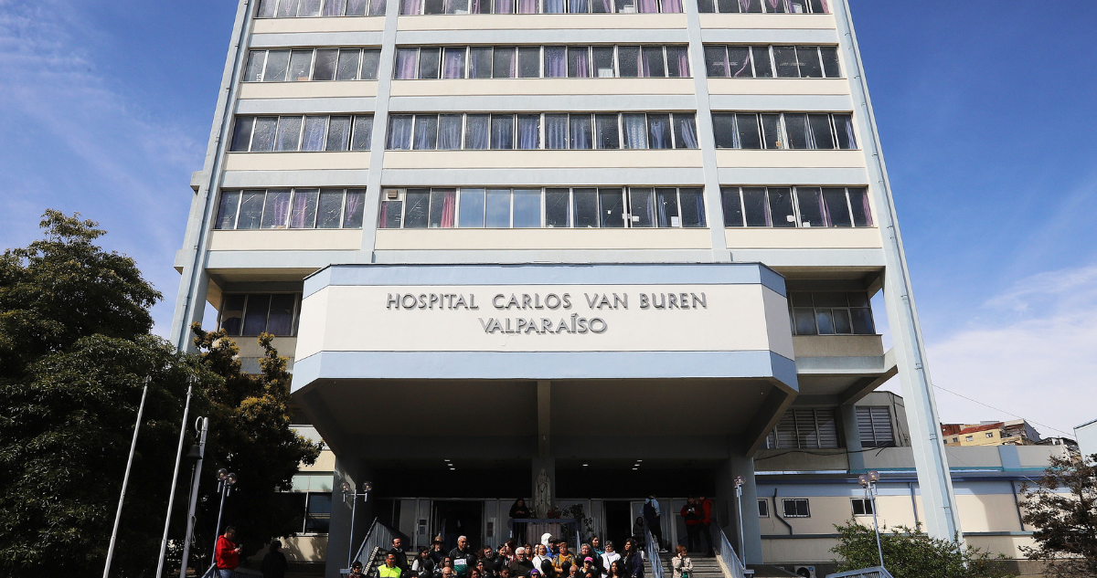Frontis del Hospital Carlos Van Buren por comisión especial debido a listas de espera