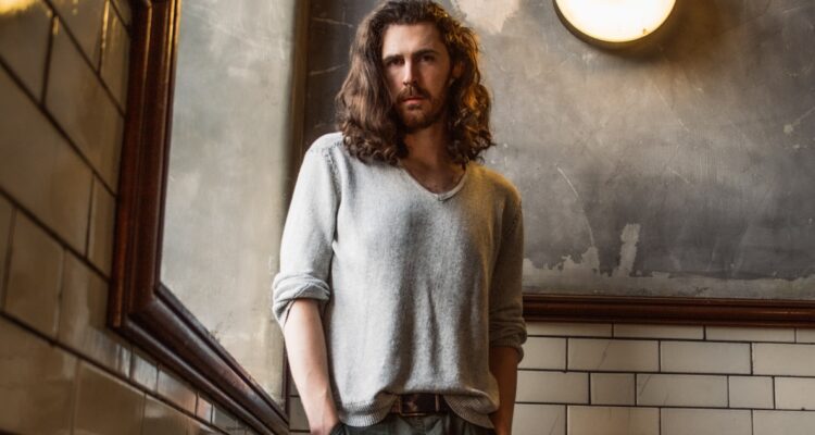 Hozier y las inseguridades de su éxito a días del regreso a Chile: “¿Vale la pena escribir canciones?”