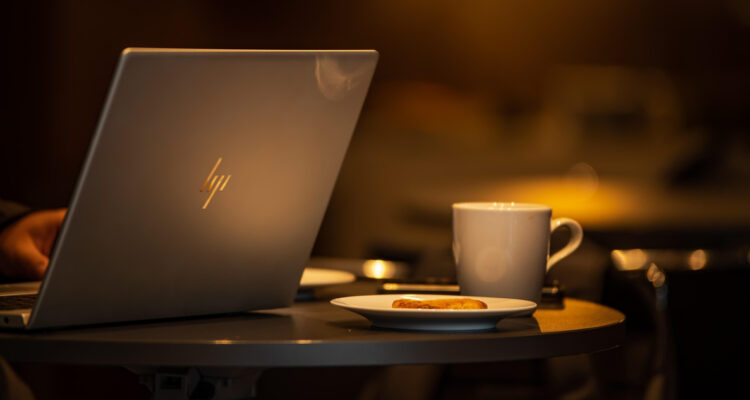 HP gana un 33% menos y recorta sus previsiones ante incertidumbre por aranceles