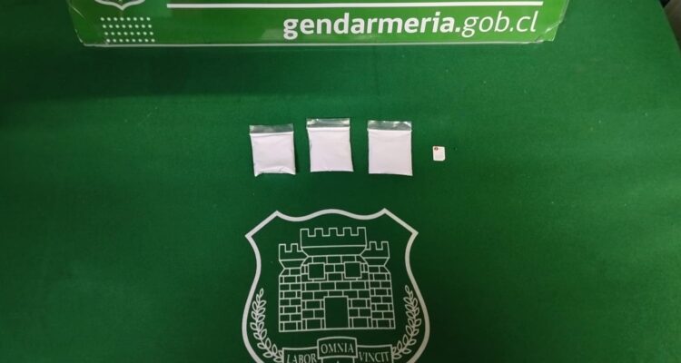 Se ven tres bolsas con droga y un chip.