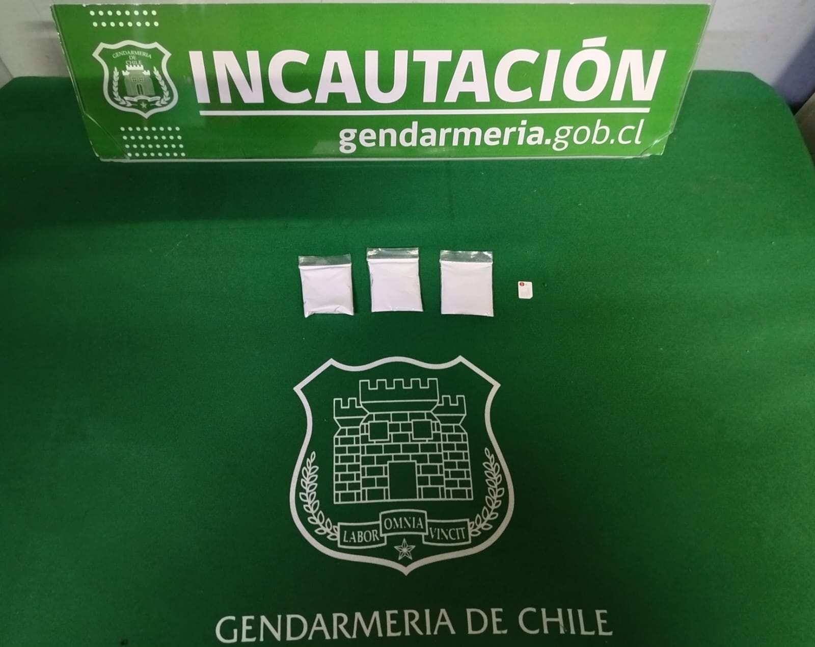 Se ven tres bolsas con droga y un chip.