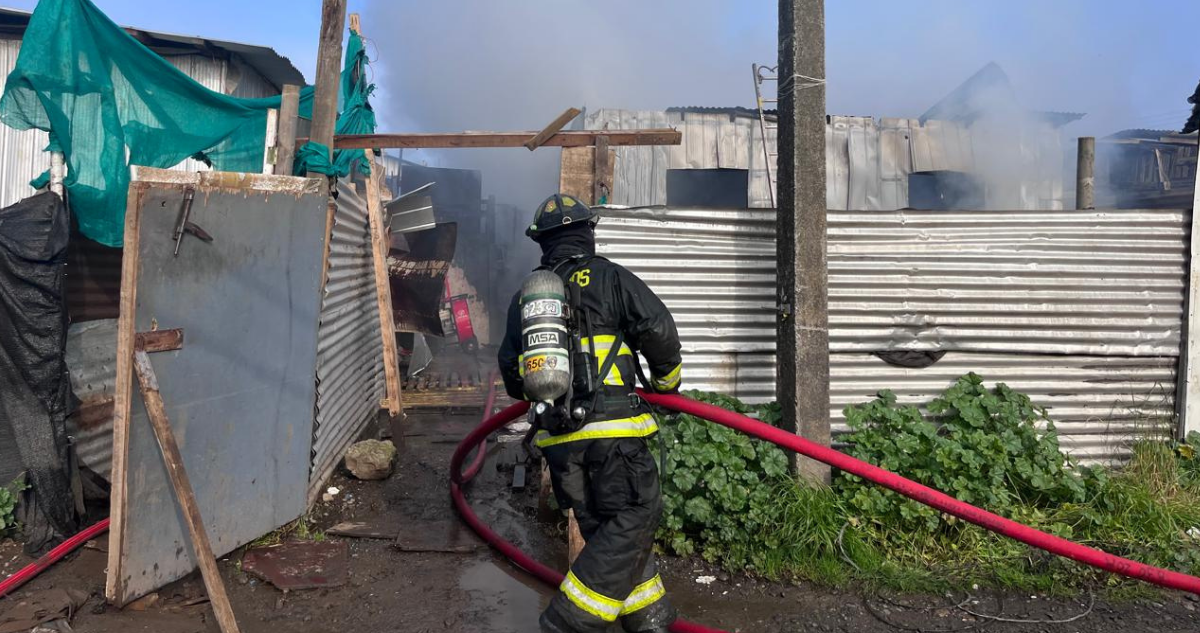 Incendio afectó a cinco mediaguas en campamento de Osorno: cinco adultos y cinco niños afectados