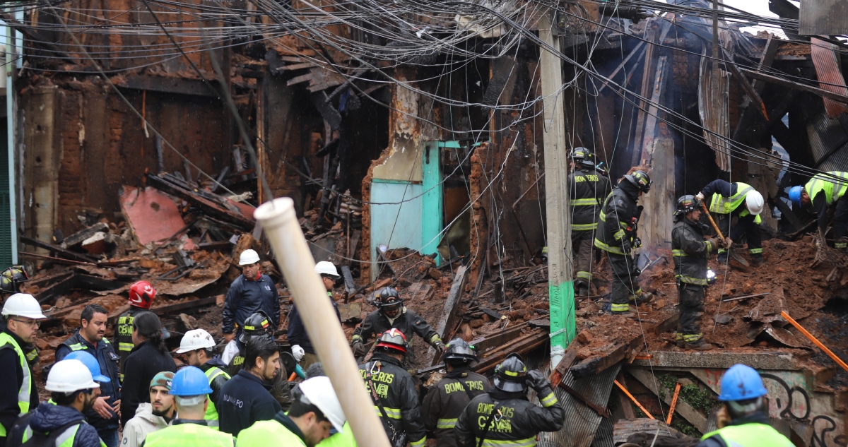 Incendio en cité de barrio puerto en Valparaíso