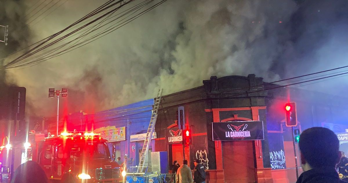 Gran incendio afecta al menos 14 locales comerciales en Victoria: habría dos heridos