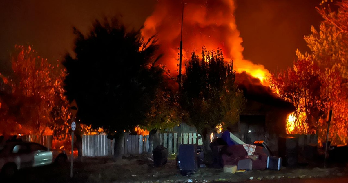 Cinco vehículos quemados y viviendas con daños deja gran incendio en Lonquimay