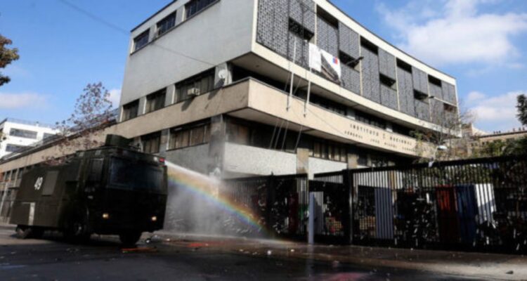 Desbordes reveló aumento de incidentes en liceos emblemáticos y que recibió nuevas amenazas de muerte