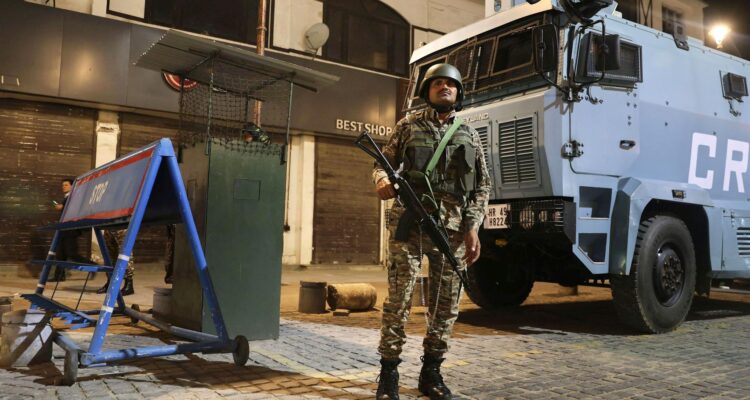 Un soldado indio hace guardia en una calle de Srinagar, en la Cachemira administrada por India