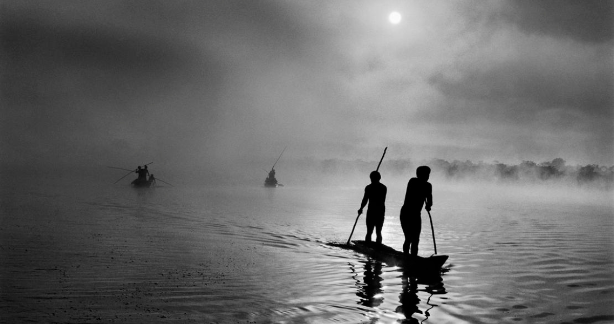Indígenas de la etnia waujá, en el lago Piulaga, fotografiados por Sebastiao Salgado.