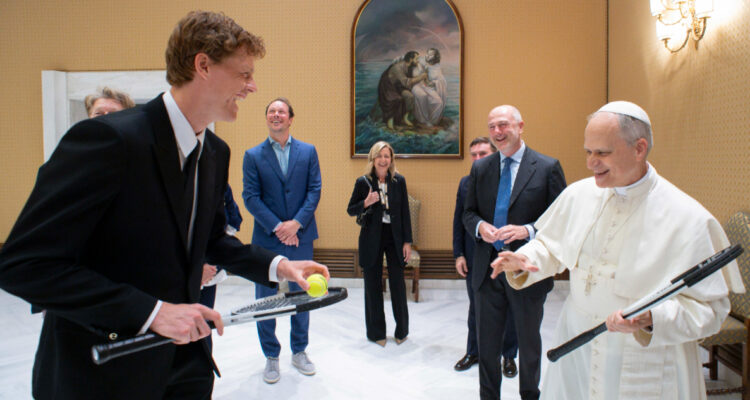 Jannik Sinner y el Papa Leon XIV en El Vaticano