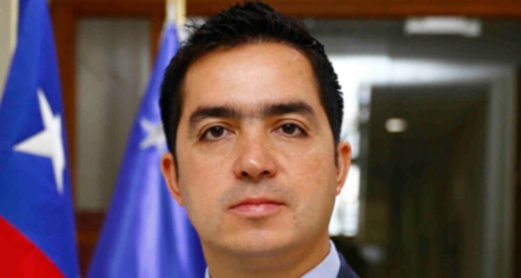 Renuncia jefe nacional del Cibercrimen de la PDI tras revelarse video dando nalgadas a una mujer