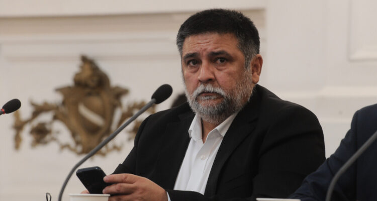 Compra casa de Allende: Jefe de gabinete de Boric asegura que no fue alertado de las inhabilidades