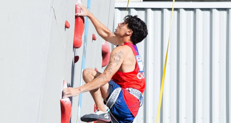 Joaquín Tapia representando a Chile en la escalada deportiva