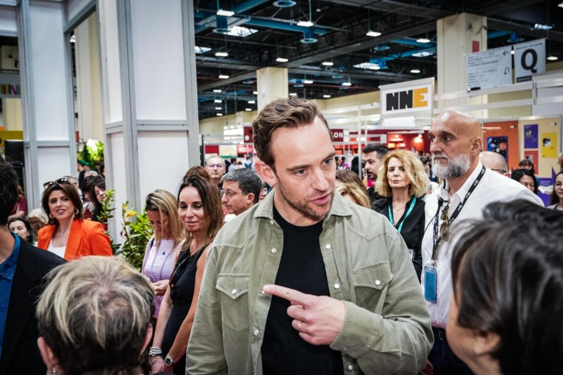 Joël Dicker, bestseller mundial: "Necesitamos ver a los padres leyendo libros, no en el teléfono"